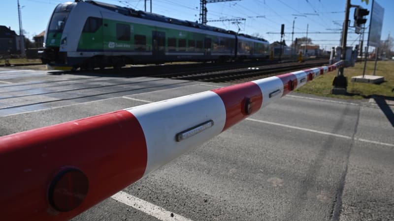 Srážka vlaku s autem na Plzeňsku: Řidič na místě zemřel, doprava na Mnichov stála