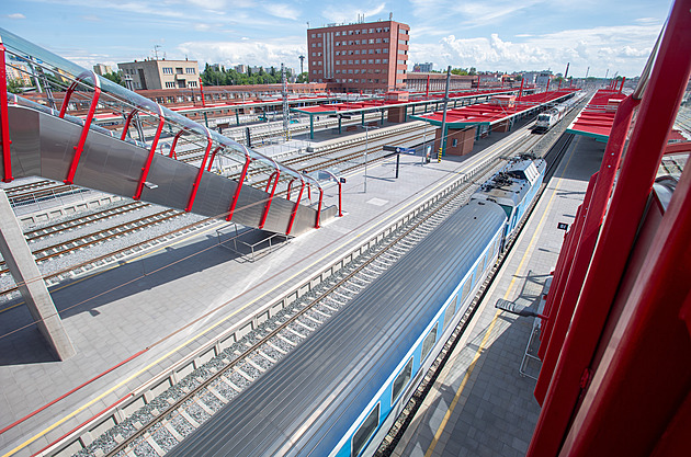 Vtipálci dál vypínají eskalátory na lávce, dohled nad ní budou mít strážníci