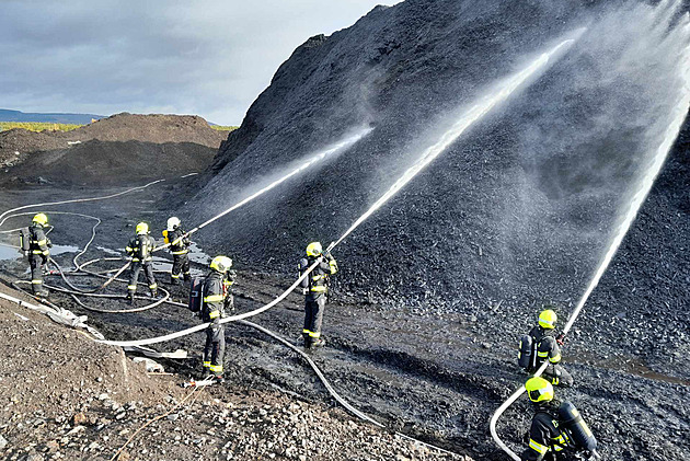 Na skládce u Litvínova vypukl požár, hasiči vyhlásili třetí stupeň poplachu
