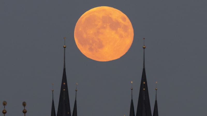 Je tu zářivý superúplněk, obří Měsíc je ale iluze. Reálné srovnání překvapí