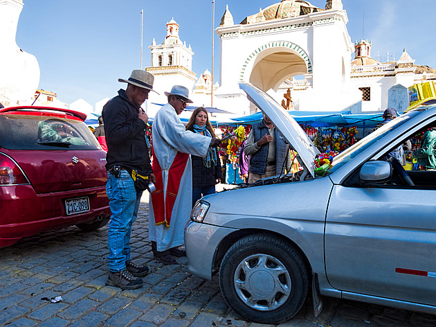 Mezi modlitbou a petardami. Nejbarevnější automobilová pouť světa