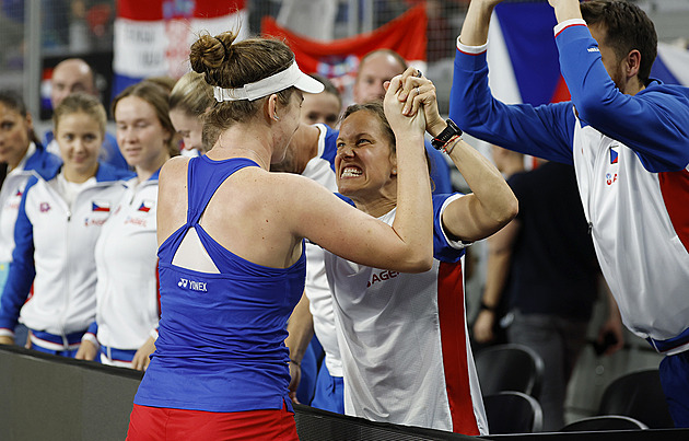 Nervózní Strýcová, unavený Pála a přispění nečekané hrdinky. Jak se Češky zachránily