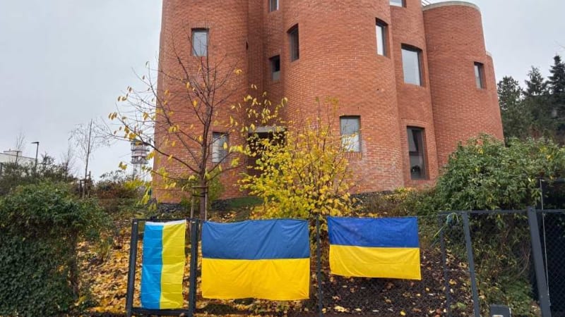 Okamurovi zavlály na plotě ukrajinské vlajky. Nemůžeme zůstat neteční, vzkázali aktivisté