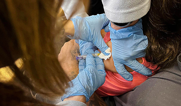 Žloutenka A láme rekordy. Vakcíny stále chybí, ale první už přicházejí z ciziny