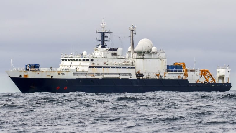 Nové nebezpečí: Ruská špionážní loď ohrozila britské piloty, ministr hrozí Putinovi zásahem