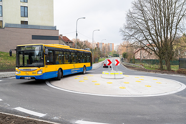 Nový kruhový objezd je malý, kritizují lidé. Autobusy přejíždějí střed