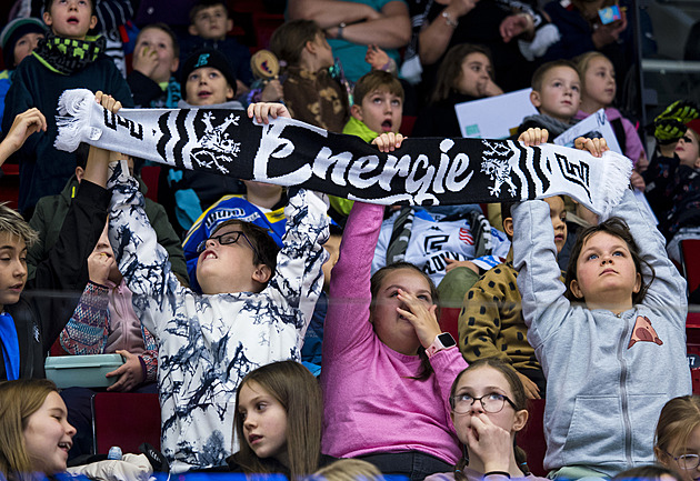 Máš tady svoji školku? škádlili Tomka. Pištící děti školní zápas „vyprodaly“