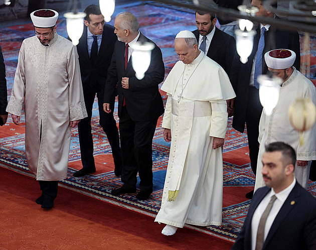 VIDEO: I papež se musel zout. Při návštěvě Modré mešity ukázal bílé ponožky