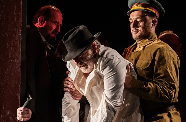RECENZE: Groteska o smrti Stalina se stala fraškou, kterou nezachránili ani herci