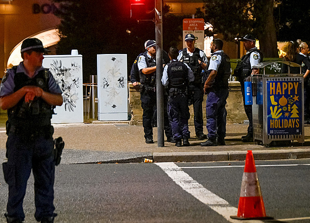 Australská policie obvinila střelce ze Sydney z terorismu a 15 případů vraždy