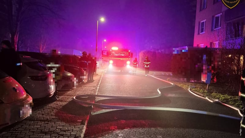 Drama ve Starém Městě: Z paneláku začaly šlehat plameny, dva lidé skončili v nemocnici