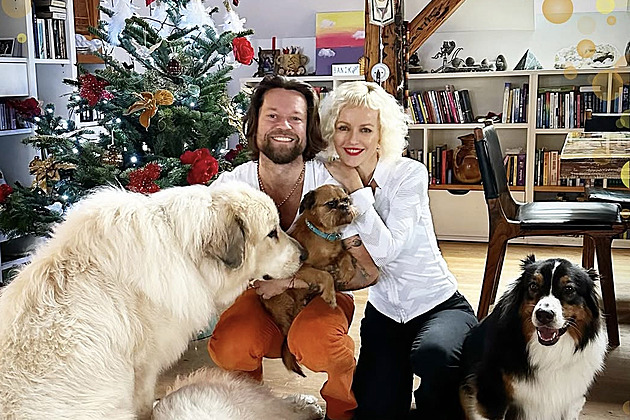 Slavní a jejich psí a kočičí mazlíčci u stromečku. Jako členové rodiny