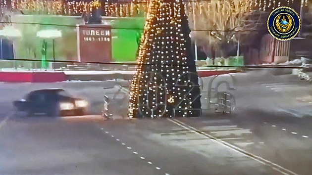 VIDEO: Machr v žigulíku pokácel velký vánoční strom, marně chtěl ujet trestu