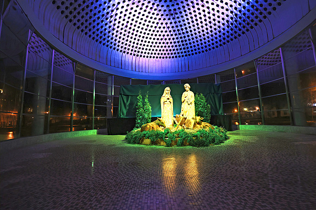 Skácené lípy se vrátily do srdce Poděbrad, student z nich vyrobil dřevěný betlém