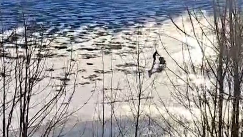 Na tenký led ve Špindlu vyrazila bruslařka s kočárkem. Šokovaní strážníci varují videem