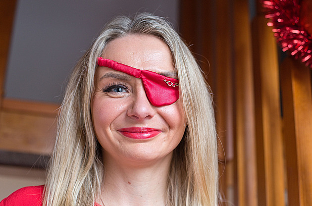 Po děsivé nehodě přišla o oko. Hendikep neskrývá, proměnila ho v přednost