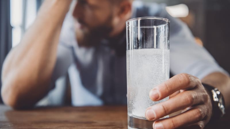 Když oslavu příchodu roku 2026 přeženete. Víte, jak předejít kocovině a zmírnit nevolnost?