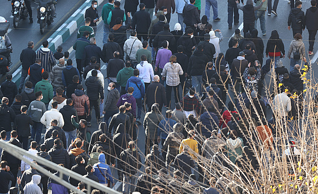Íránské protesty kvůli kolabující měně pokračují, nejméně deset lidí zemřelo