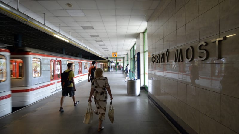 Část pražského metra je mimo provoz. Kvůli výpadku proudu jsou zavedeny náhradní spoje