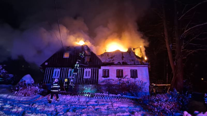 Pohotoví sousedé vytáhli seniora z hořícího domu v Jablonci. Zachránili ho na poslední chvíli