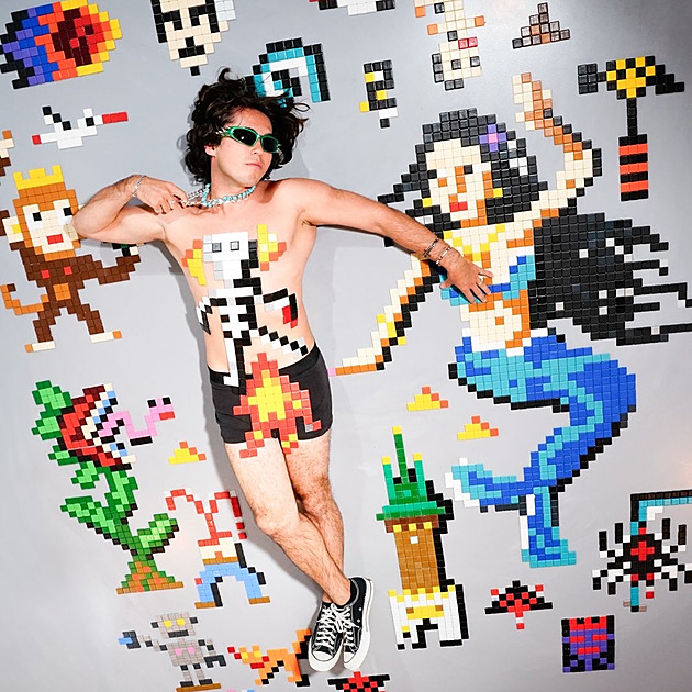 Zelená brána letí jako raketa. V Pardubicích vznikla první pixelová galerie Česka