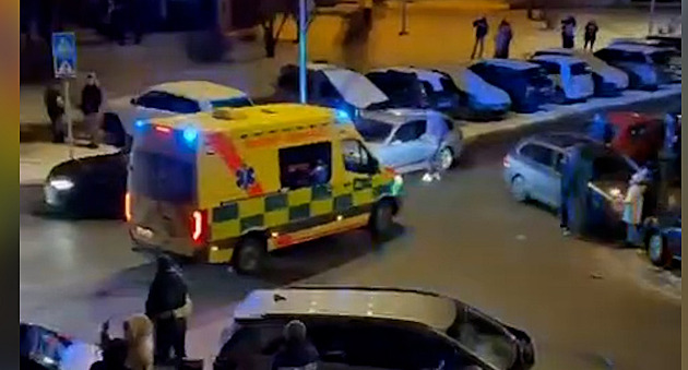 Řidič, jehož auto blokovalo sanitku, se ozval policii. Proč stál tak nešikovně?