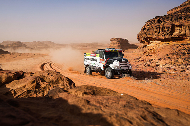 Macík se na Dakaru posunul do čela, pro dva české motocyklisty letěl vrtulník