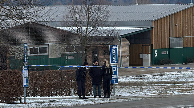 Mrtvý novorozenec na Příbramsku. Tělíčko našli v areálu stájí