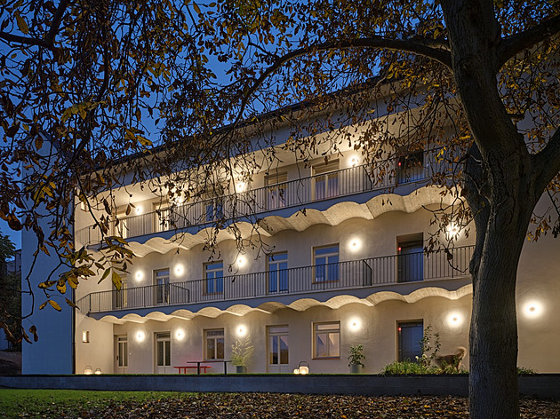 I bydlení v pražském pavlačovém domě může být úžasné. Podívejte se