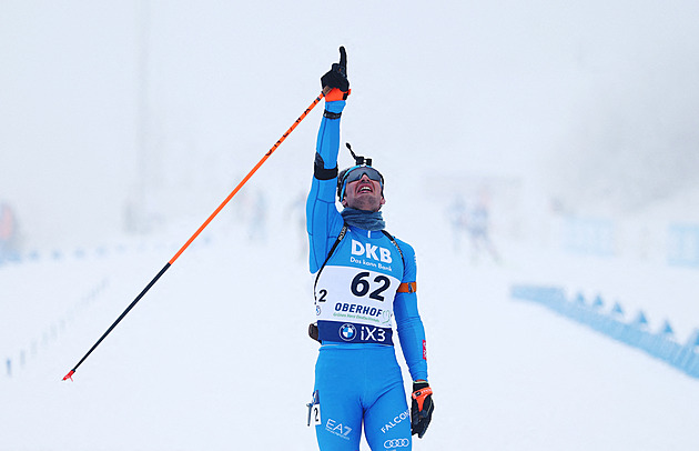 Nejdivnější den. Giacomel plakal se soupeři. A pak vyhrál, jak měl v plánu