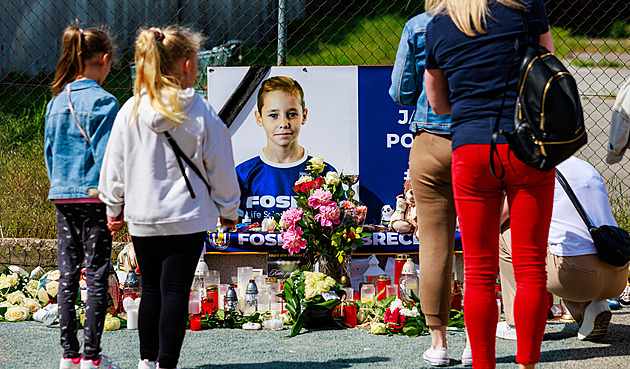 Dvanáctiletý hoch zemřel po pádu branky, před soud půjde správce hřiště