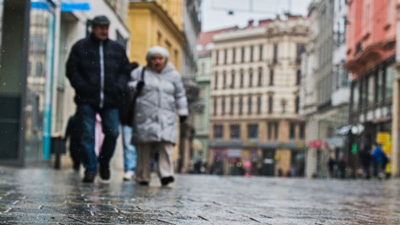 Česko pokryla ledovka: Vlaky stojí, kloužou silnice i chodníky. Čekejte uvíznutí, varují ČD