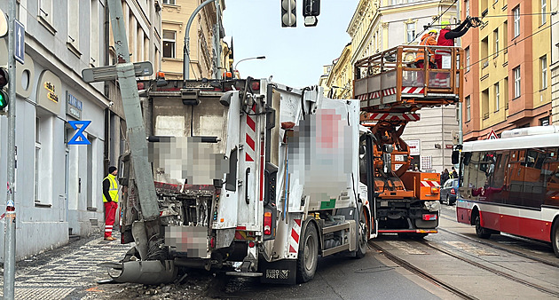 Popelářský vůz strhl na Žižkově tramvajovou trolej, linky jezdí odklonem