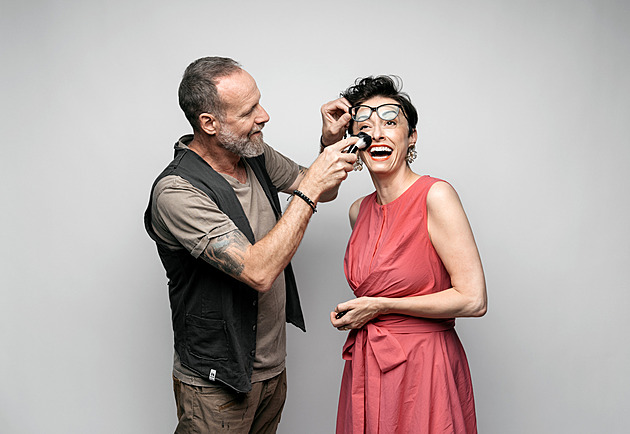 Jednou přinesl štrúdl a vedle bylo uříznuté ucho, řekla na maskéra Šestáka sestra