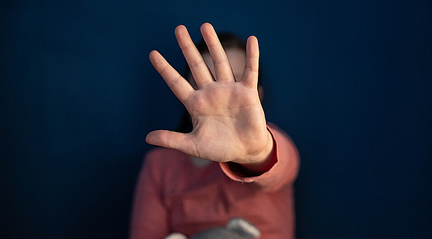 Strejda nás mlátil páskem do hlavy. Osmiletá u soudu líčila týrání v rodině