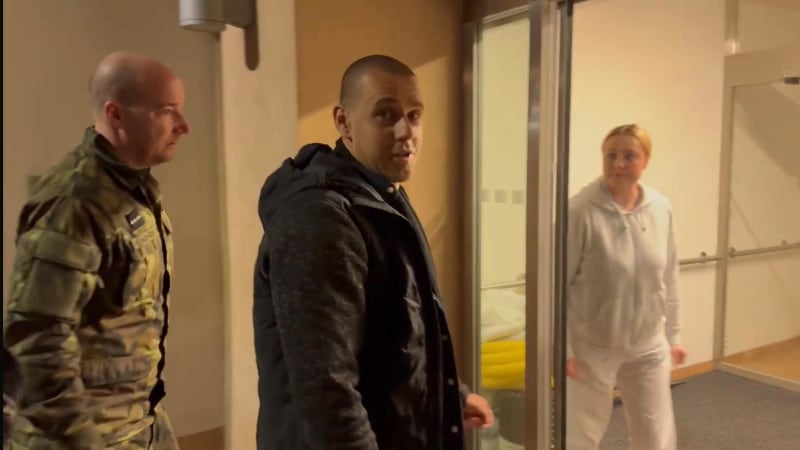 Darmovzal je v Praze, na letišti ho přivítali Babiš s Macinkou. Cítím se dobře, vzkázal