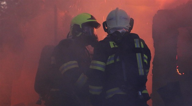 Nedaleko Prahy hořel rodinný dům, na vině je patrně žhavý popel