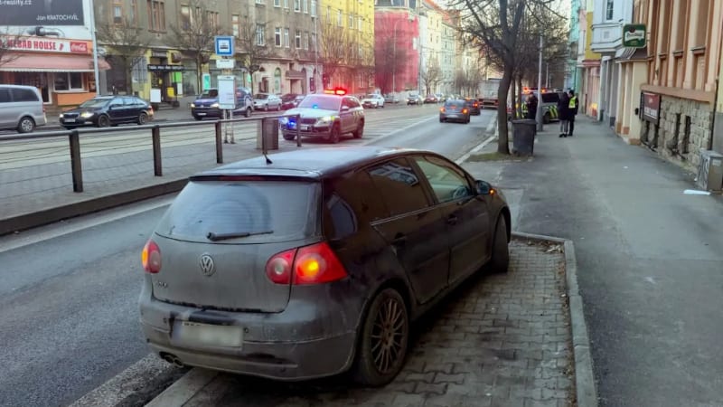 Mladá řidička v Plzni srazila osmiletého chlapce. Vběhl jí pod kola