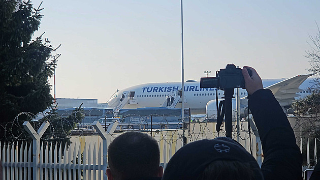 Přijeli pro podpis až z Německa, ale měli smůlu. Jaký byl přílet Barcelony do Prahy?