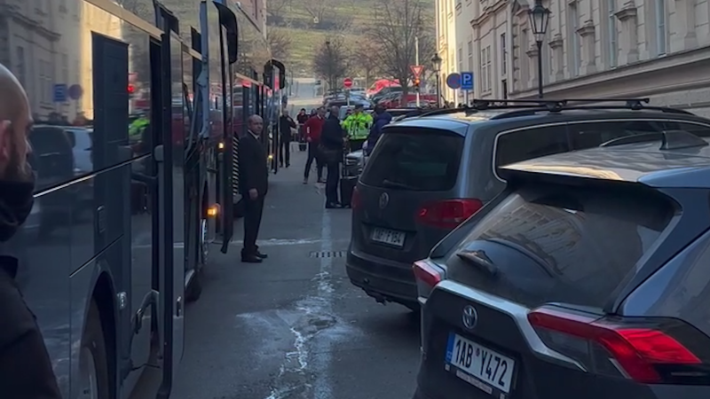 Rozruch v Praze: Do Česka dorazily hvězdy Barcelony. Podívejte se na jejich příjezd