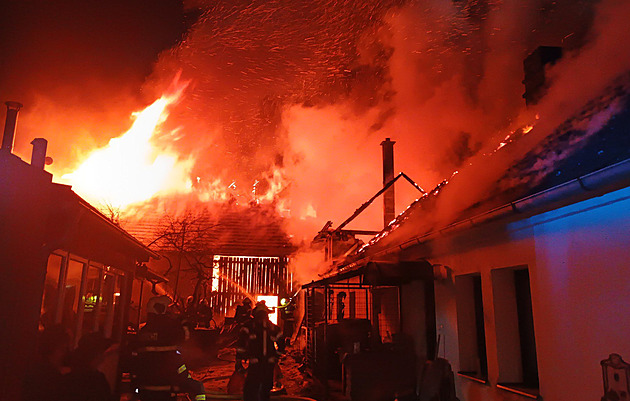 Požár zachvátil dům a stodolu u Lišova, shořel i raritní veterán