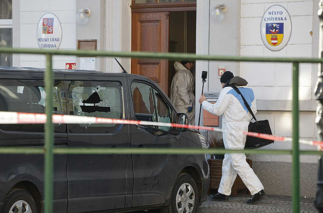 Ať střílí po nás. Policisté v Chřibské strhávali pozornost útočníka, pálil stokrát