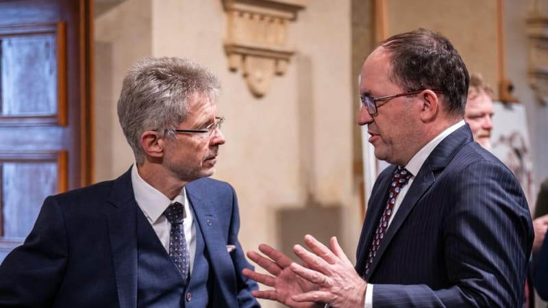 Senát tlačí na vládu: Zachovejte koncesionářské poplatky. Varoval před politickou zvůlí