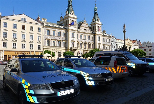 Policie obvinila sedm lidí a šest firem z ovlivňování zakázek v Pardubicích