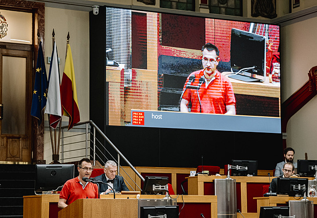 Skončím na úřadu práce, kritizuje vyhlášku taxikář. Před zastupiteli protestovali jen tři