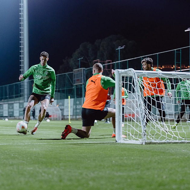 Fotbalové přestupy ONLINE: Čvančara jde na hostování do Celticu, Džeko v Schalke