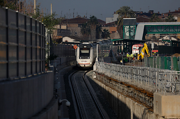 Třetí nehoda za pět dnů. Vlak ve Španělsku narazil do jeřábu, několik lidí je zraněných