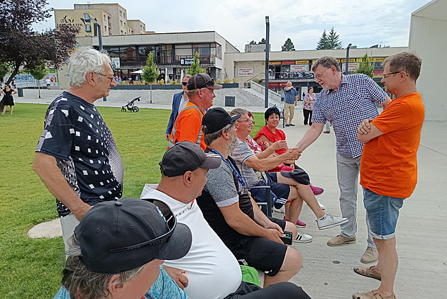 Senior napadl Stanjuru síťovkou s vajíčky, vyvázl bez trestu