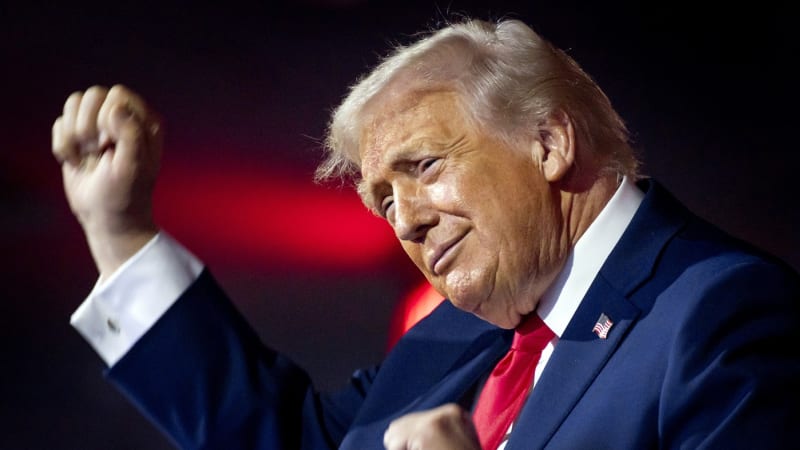 Trump sdílel klip zobrazující Obamovy jako opice v džungli. Rasismus, kritizují ho demokraté