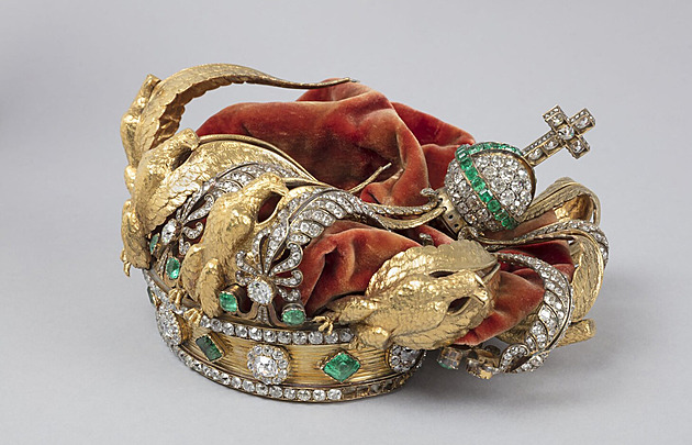 Zdeformovaná a rozdrcená. Korunu ukradenou z Louvru vrátí do původního stavu